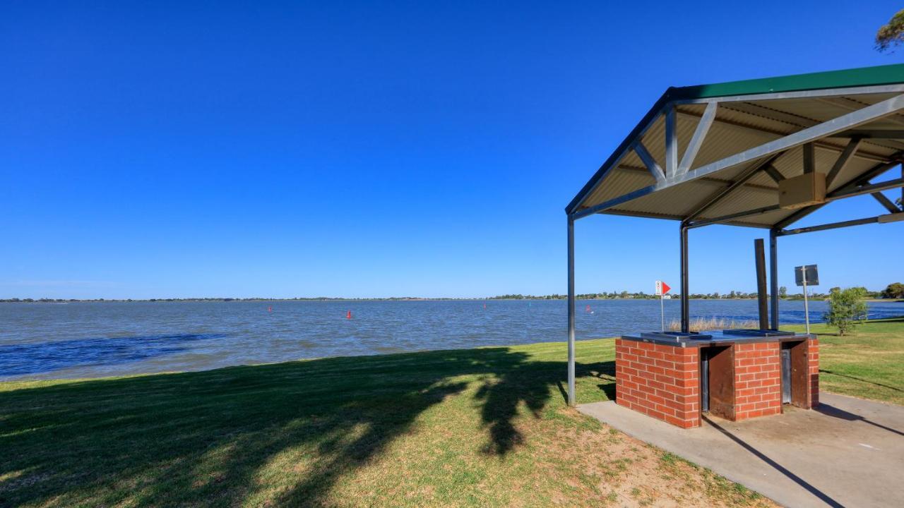 Lake Boga Caravan Park Exteriör bild