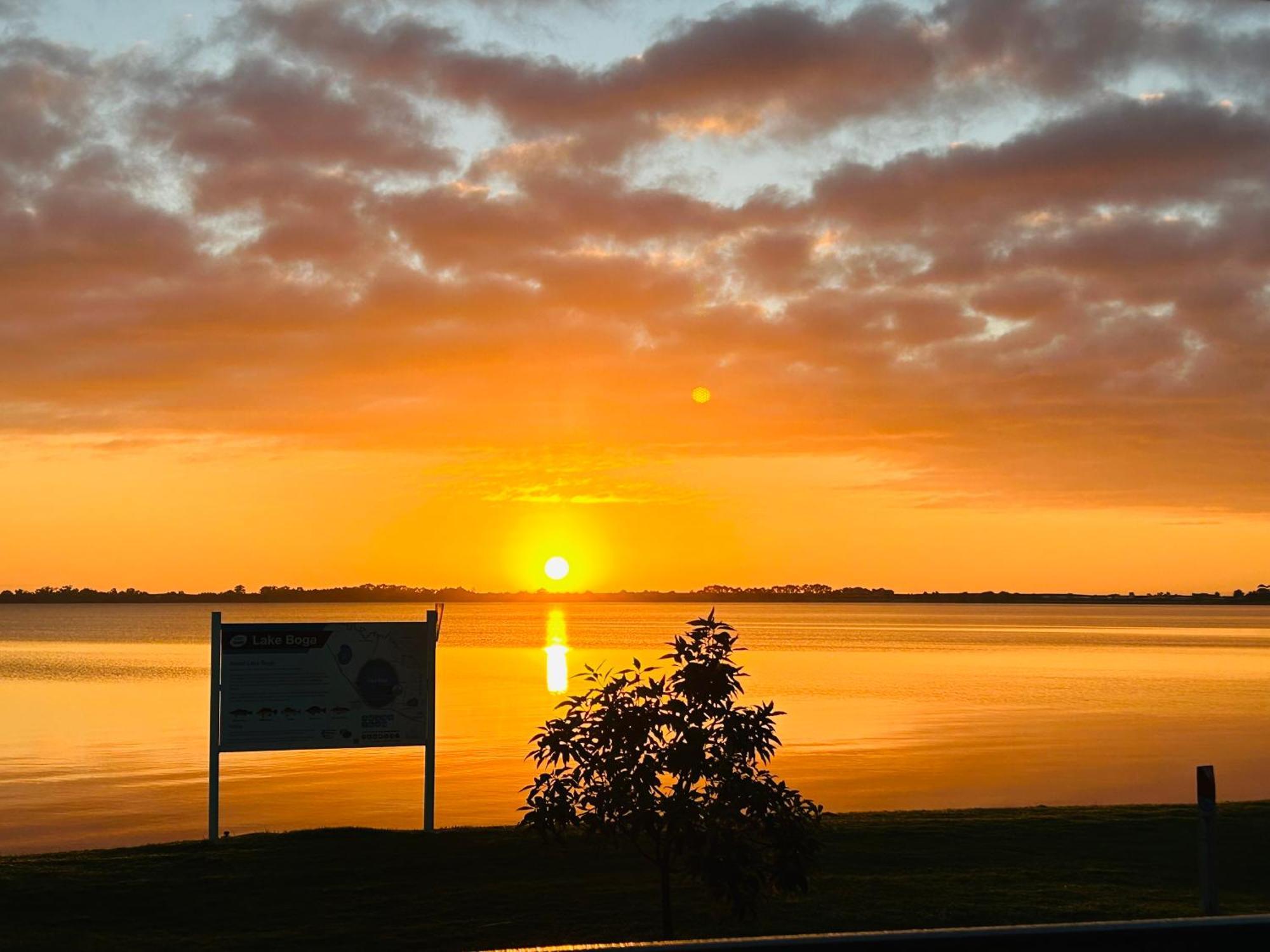 Lake Boga Caravan Park Exteriör bild