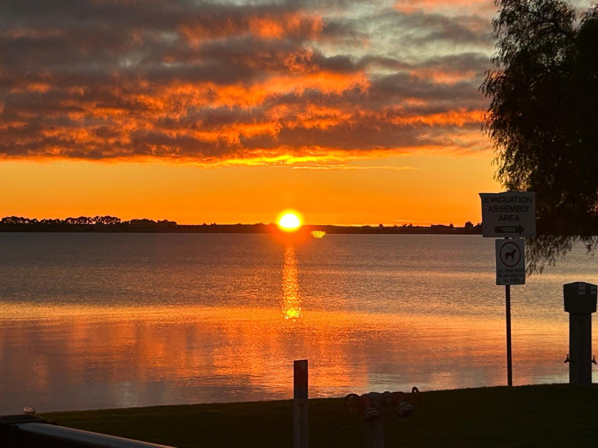 Lake Boga Caravan Park Exteriör bild